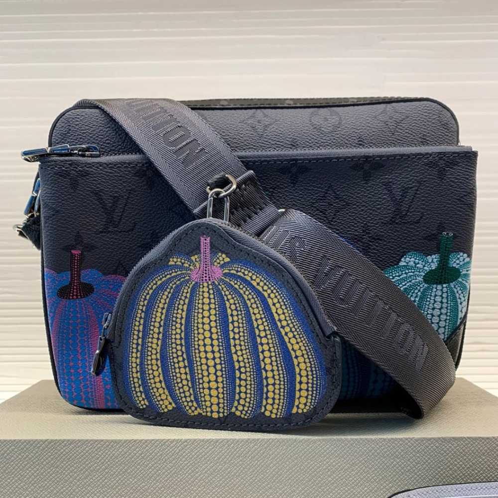 Louis Vuitton YAYOI KUSAMA SPECIAL EDITION UNISEX MESSENGER BAG